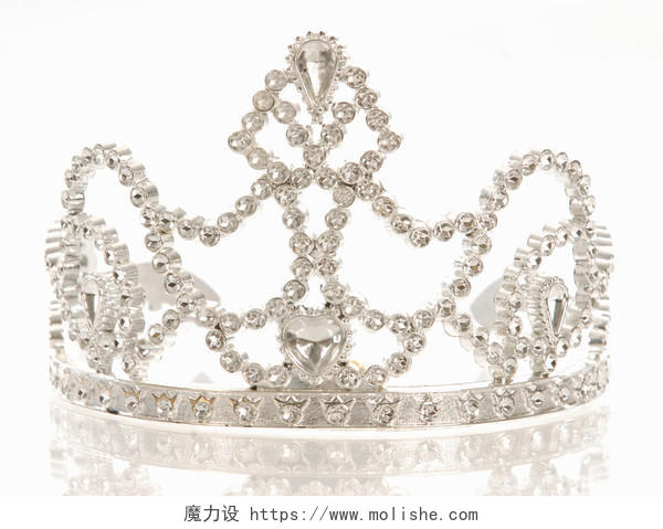 皇冠或隔离用反射在白色背景上的皇冠